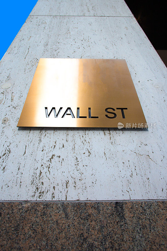 纽约，纽约:阳光照亮的“WALL ST”地址牌匾